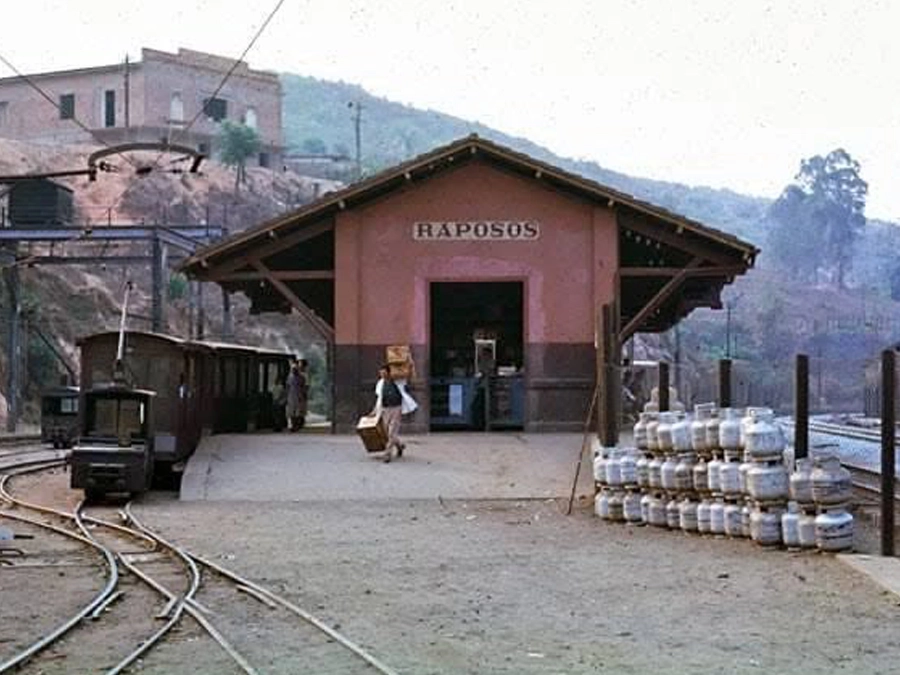 Registro colorido da Estação Ferroviária de Raposos em 1963.